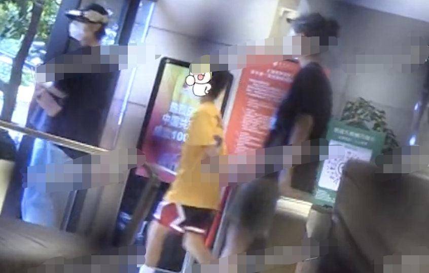 下半身 孙俪带儿子送女儿去学跳舞,女儿穿粉色舞蹈衣,肉肉小屁股太可爱