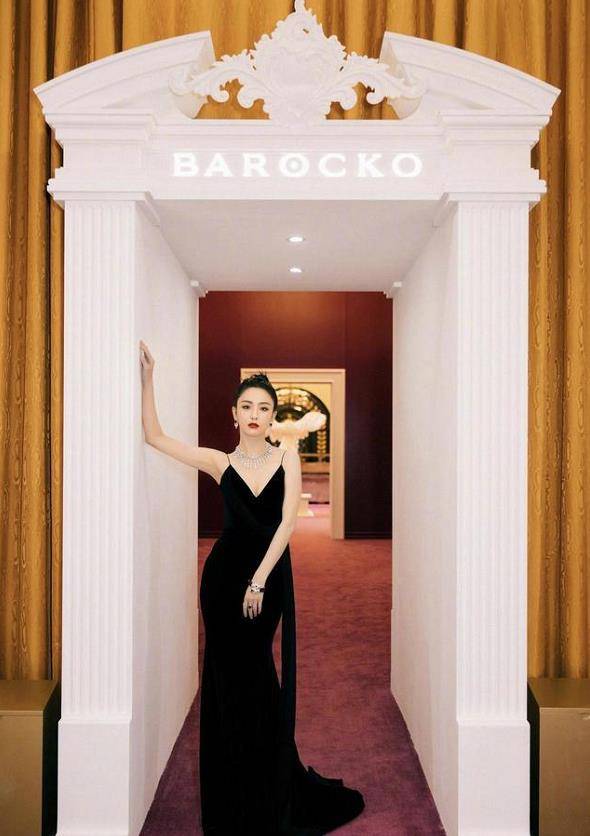 设计 佟丽娅穿黑色丝绒抹胸裙亮相，颜值真是天花板级别，美出天际了