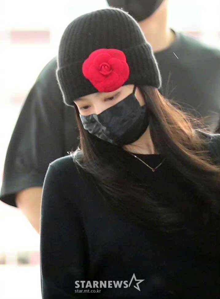 网友Jennie赴时装周，机场穿搭亮点满满，越来越有男友权志龙的味道