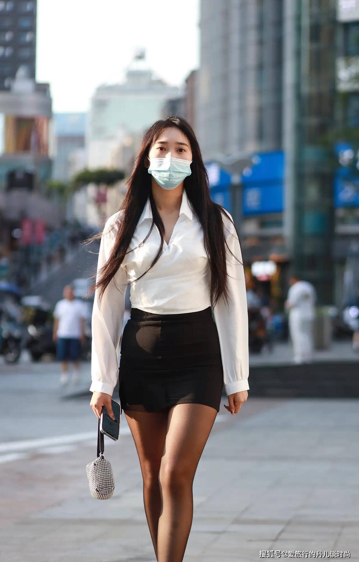 白色小v领衬衫搭配黑色高腰包臀裙,职业范满满,优雅动人.