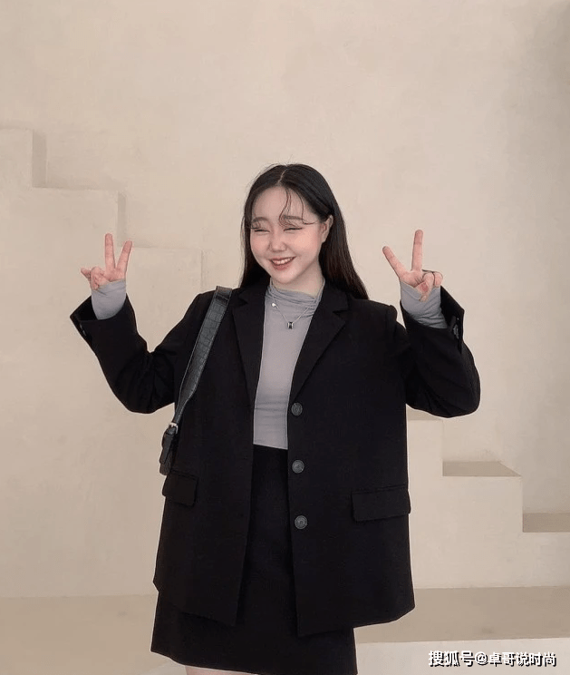 身材 别再说微胖女孩不会穿衣了,她的搭配,甩大家几条街