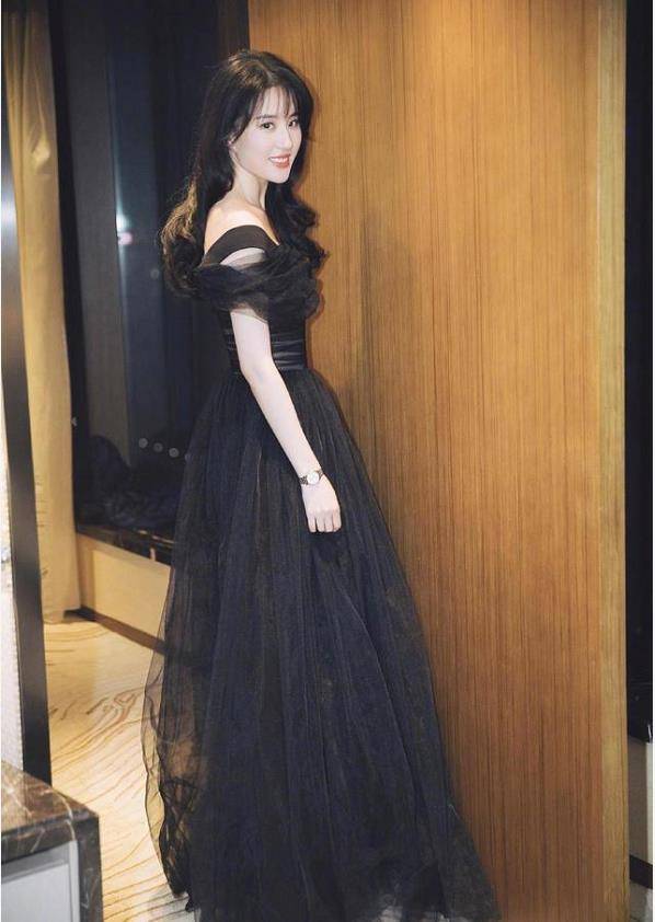 傲人 刘亦菲穿红色长裙亮相，秀出傲人的身材曲线，散发高贵优雅气质