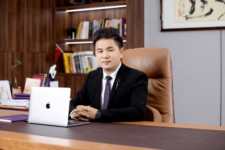 张帆俏妃企业是学校老板是校长