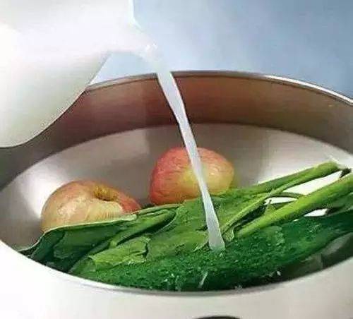 四,用小苏打洗先在水中放上一小撮碱粉,碳酸钠,搅匀后再放入蔬菜,浸泡