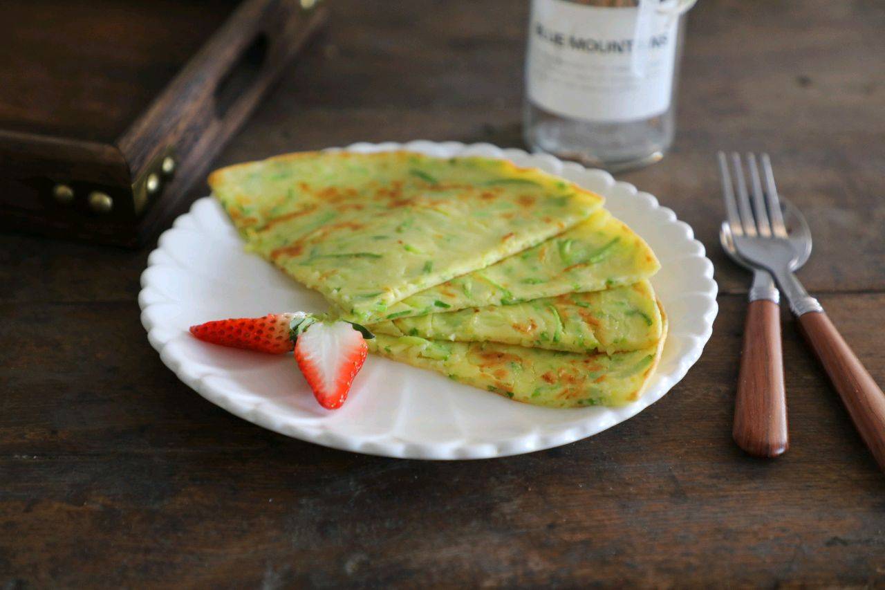 人体|早起10分钟,给家人做茭瓜鸡蛋饼,鲜嫩可口,卫生还省钱