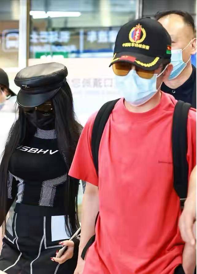大腿 冉莹颖腿这么短啥都敢穿！胖一圈穿高筒靴矮又胖，大腿淤青好严重