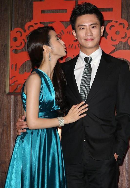 老公 林依晨和老公感情真好，穿缎面裙子展示好身材，老公的气场也不差