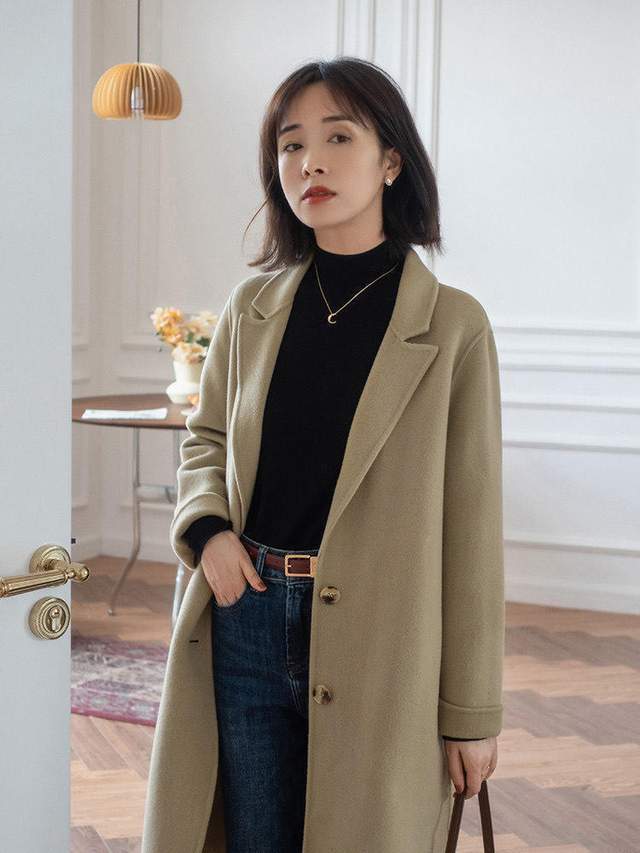 大衣 30+女性怎么穿才显气质？红色衬衫+高腰牛仔裤，高级时尚又显白