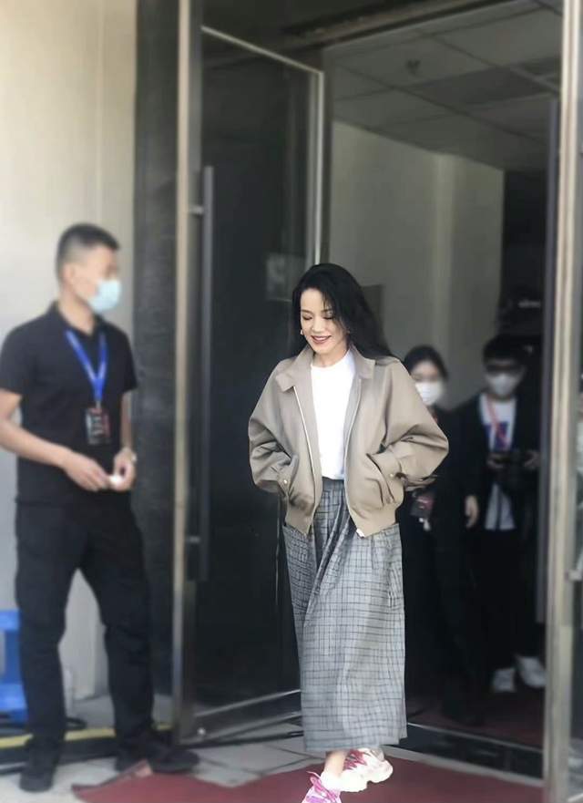 整体 两大女神罕见同框!45岁舒淇变绝美女神,61岁惠英红皮肤真白皙