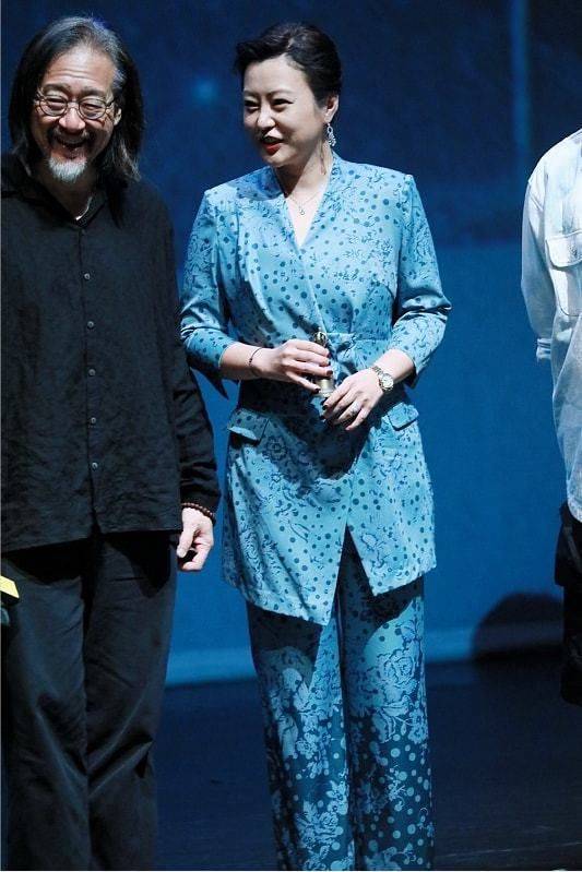 腰带 郝蕾真的好“敢穿”，绿色缎面连体裤配腰带，大长腿真的好显眼