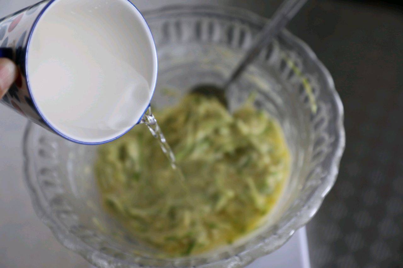 人体|早起10分钟,给家人做茭瓜鸡蛋饼,鲜嫩可口,卫生还省钱