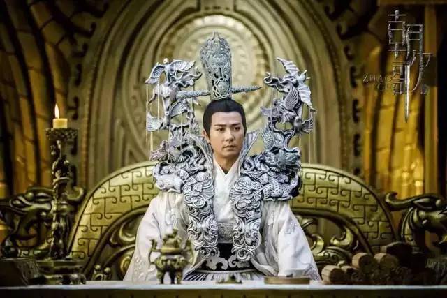 发型这是得罪造型师了吧，颜值再高，也经不起这么糟蹋？