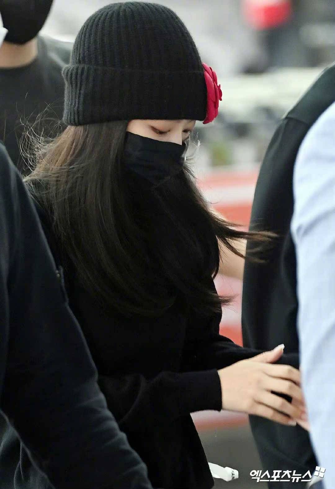 网友Jennie赴时装周，机场穿搭亮点满满，越来越有男友权志龙的味道