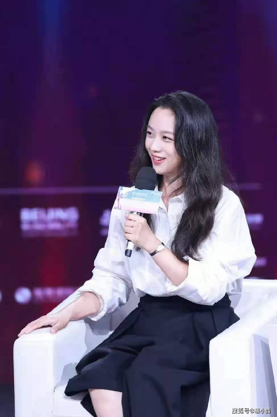 汤唯 被42岁汤唯的气质沦陷了,穿简约白衬衫配半身裙,满满的优雅感