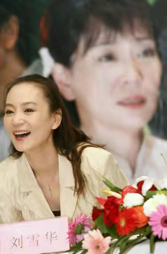 当腰 美人刘雪华不服老!一身黑裙神秘又优雅,把项链当腰链这衣品绝了