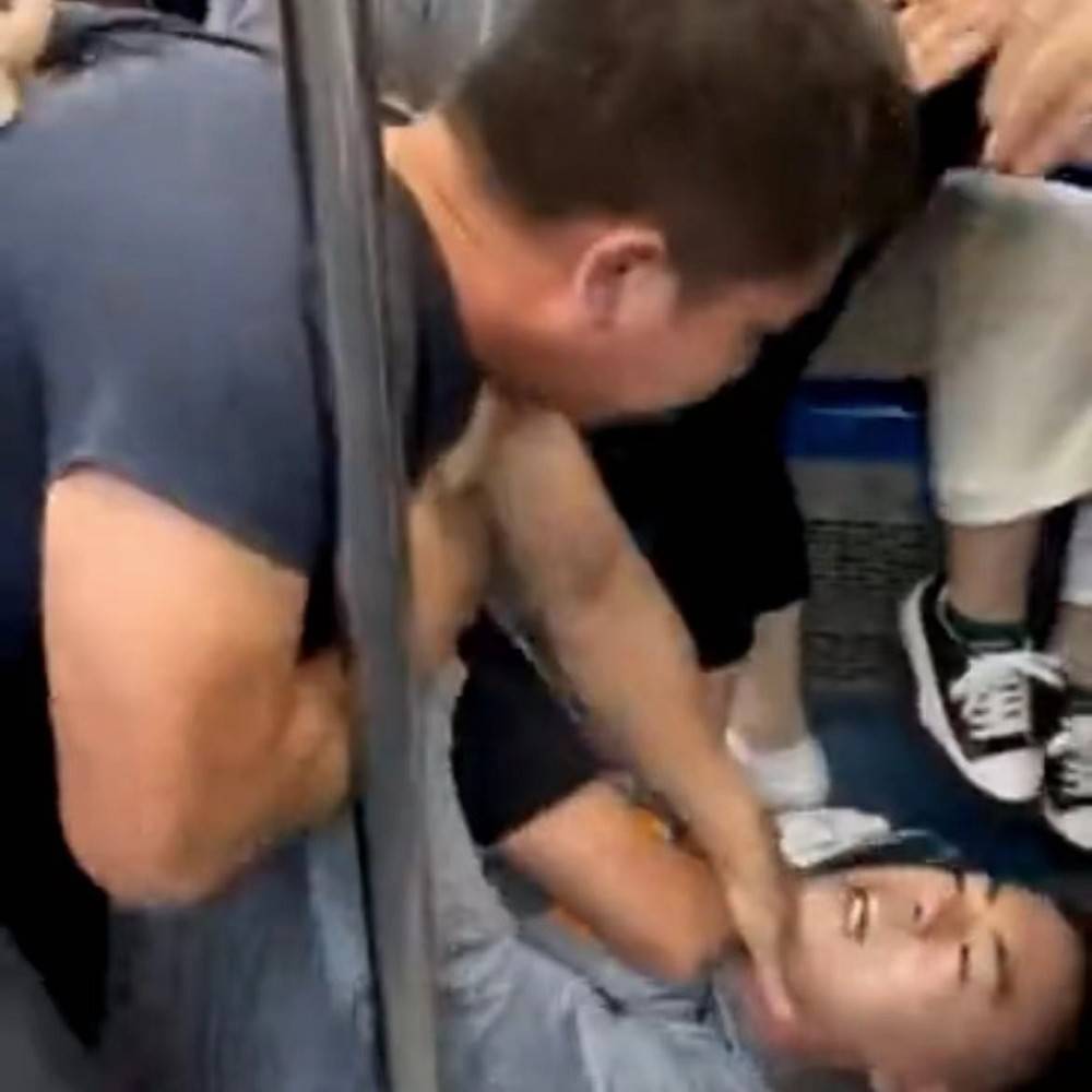 北京地铁13号线青年男女打架互殴,又扇巴掌又砸头,已被警方带走调查