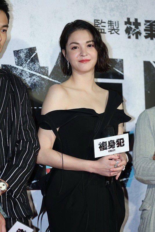 杨贵妃 张榕容的气质不一般,穿单肩的裙子看着有肉感,不愧是“杨贵妃”