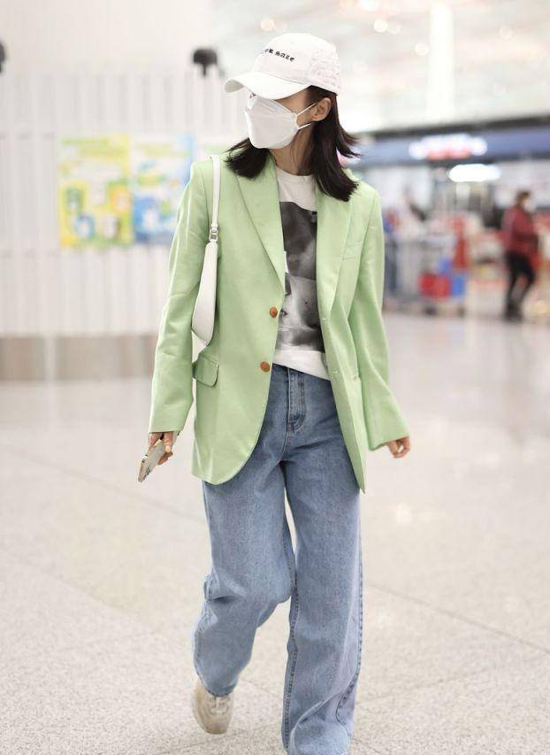 色彩 蒋勤勤换了风格更减龄,绿色西装配牛仔裤穿搭,看起来像18岁少女