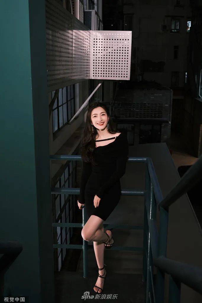 短裙 江疏影穿紧身黑裙秀锁骨！雪肤玉貌大长腿太性感撩人