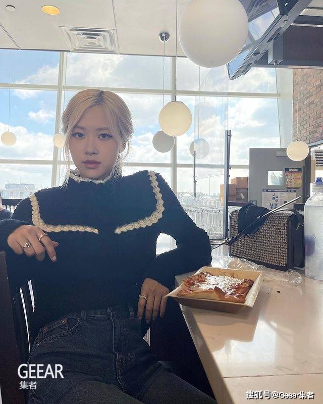 黑色 Rosé以黑色透视吊带裙现身巴黎时装周YSL秀场