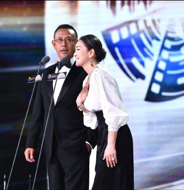 大顶 两大顶流世纪大同框！巩俐出场再现戛纳封神造型，姜文气场被秒杀