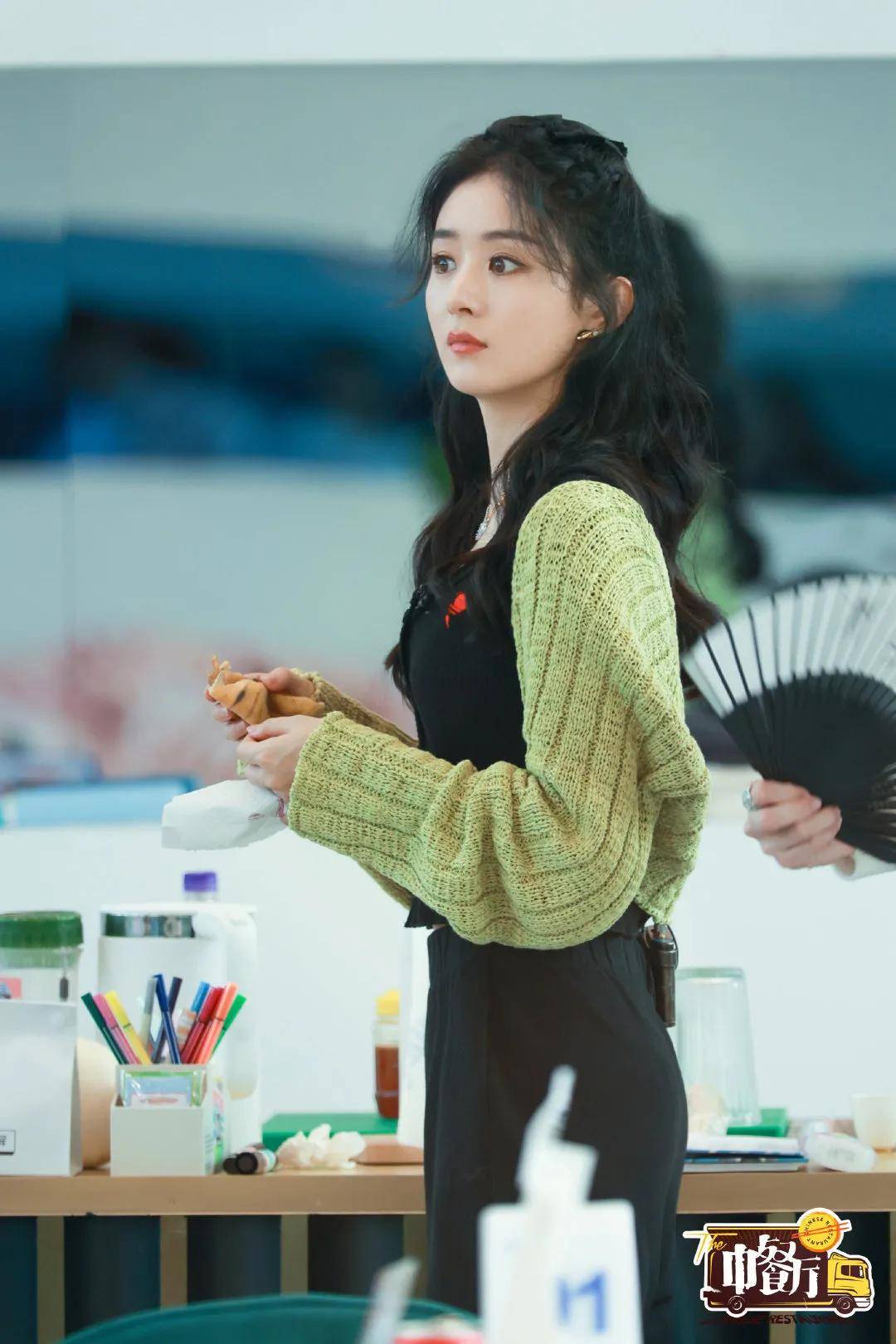 白女士 秋天换季穿啥？网友：女明星都钟爱的针织单品是时候安排了！