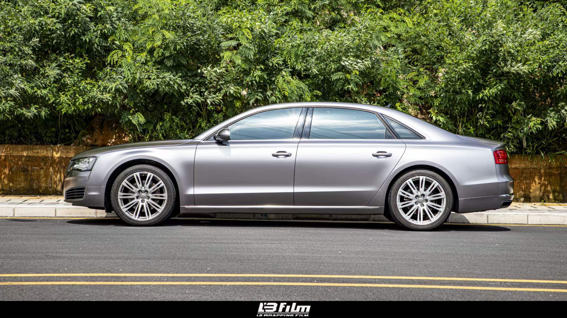 奥迪-a8l贴膜lb改色膜电光金属战斗灰