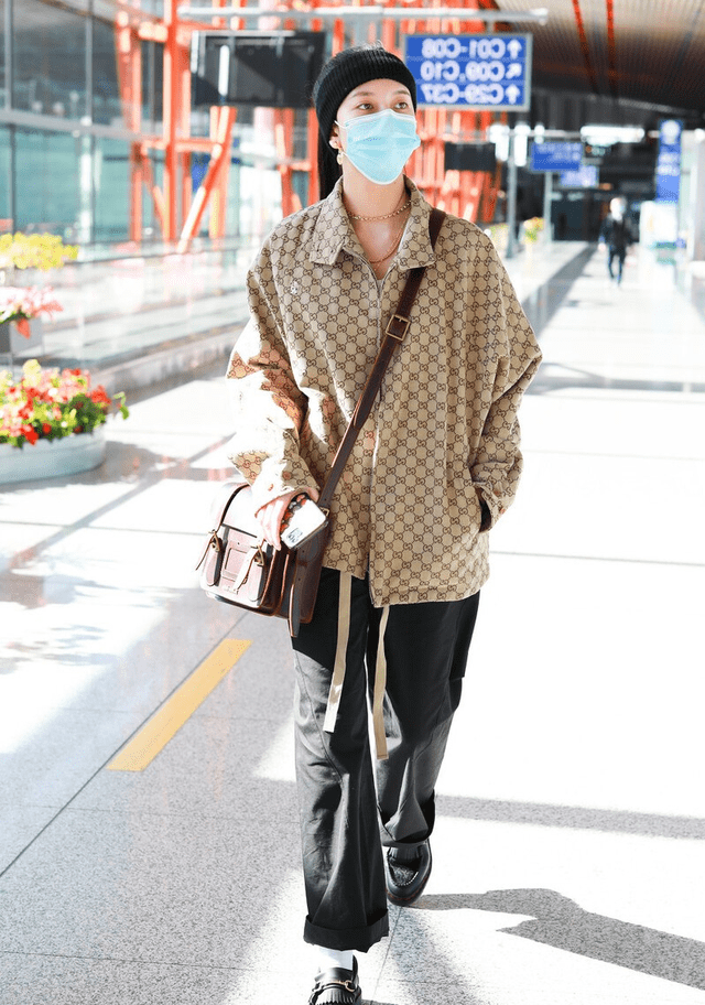 上装 宋妍霏一颗扣穿搭出圈，兼顾时尚和女人味，“整容式”衣品值得学