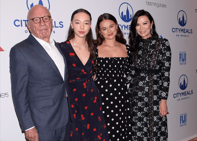 颜色 邓文迪的气质真挺好，花裙子一般人很难驾驭，女王风范挺强