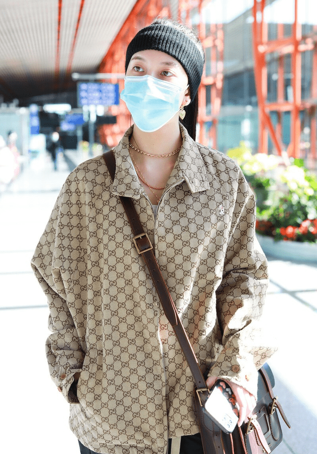 上装 宋妍霏一颗扣穿搭出圈，兼顾时尚和女人味，“整容式”衣品值得学