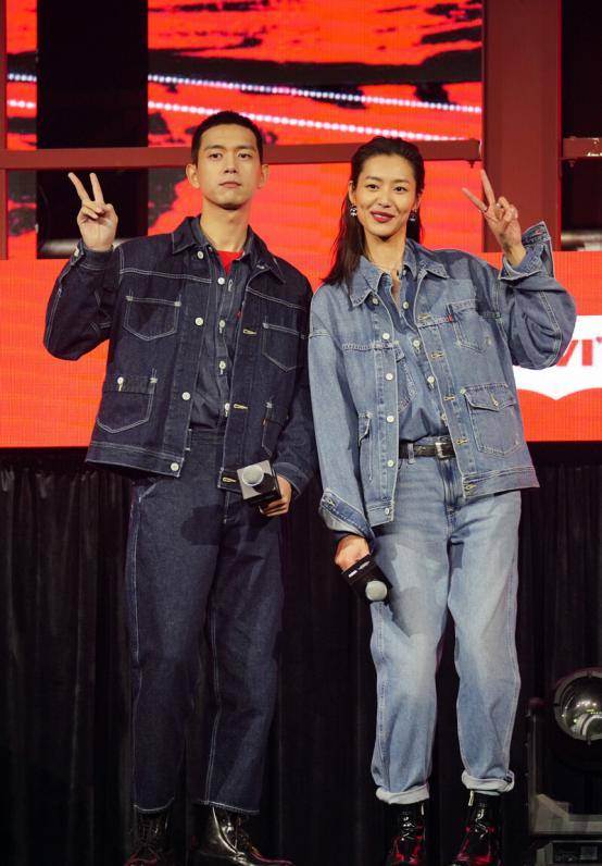 魅力 刘雯和李现的长腿真藏不住，牛仔套装穿出时尚效果，帅气有范儿