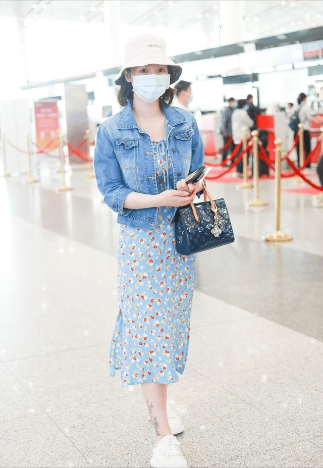 魅力 柳岩的裙装都很低调,可看着却移不开目光,又纯又欲的风格撩人