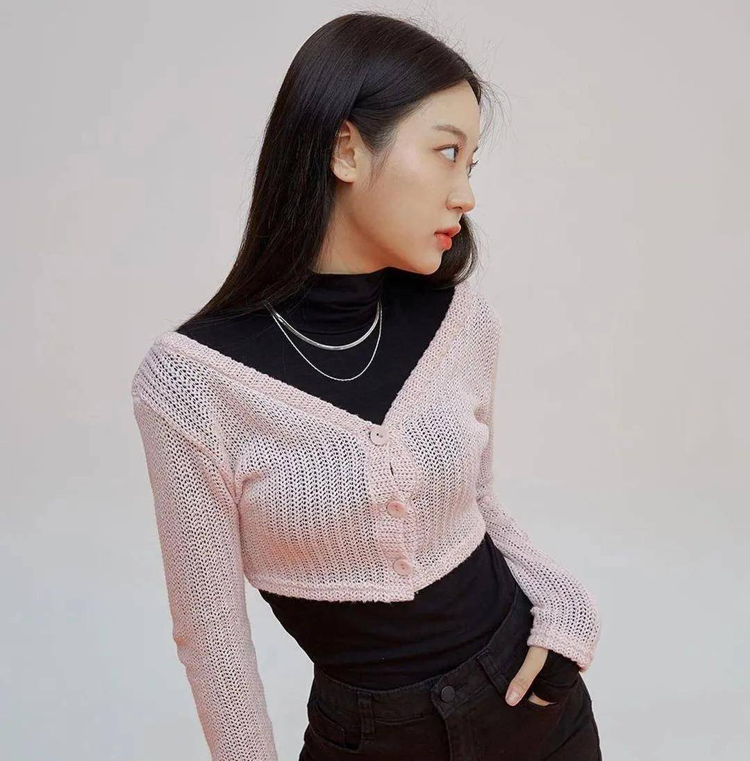 白女士 秋天换季穿啥？网友：女明星都钟爱的针织单品是时候安排了！