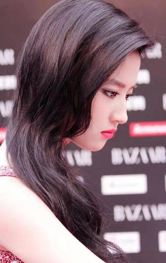 傲人 刘亦菲穿红色长裙亮相，秀出傲人的身材曲线，散发高贵优雅气质