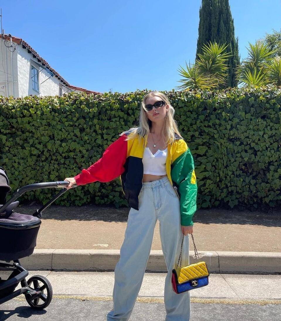 运动服 女人想要减龄,穿件拉链运动服就可以,不仅减龄还超时髦