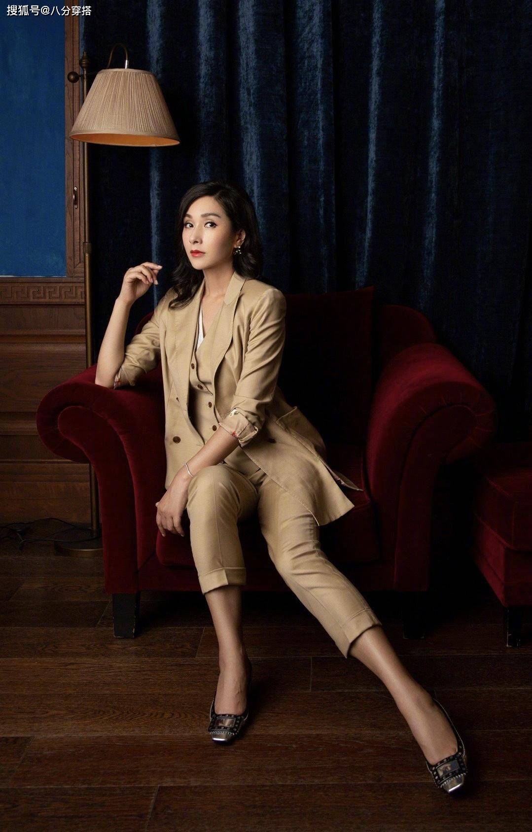 身材 杨恭如47岁气质仍惊艳，一袭白色礼服华丽高级，气场全开真惹眼