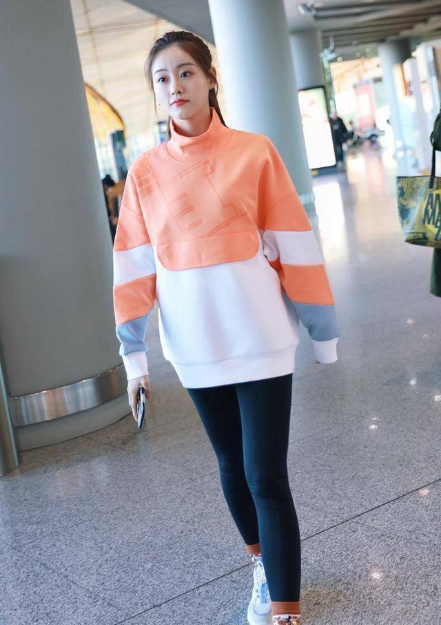 橘色卫衣怎么搭配下身 d62256fc20014ec0aadaa6982570f4b1.jpeg