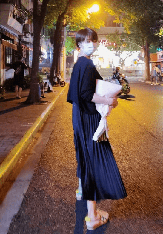 黑色 蒋欣瘦了后衣品也开挂！老气十足的奶奶衫，她都穿出时髦感