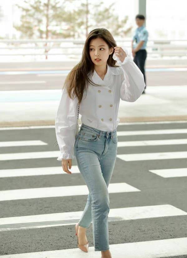 蓝色 JENNIE最新机场照,顶流女团时尚穿搭get起来!