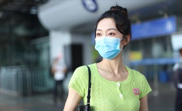 进行 宣璐的腰身真抢眼，穿搭选对很重要，休闲装轻松活力好强