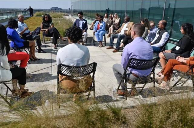 设计 奥巴马夫妇在仪式上甜蜜拥抱！米歇尔穿连体裤真帅气，爆炸头显脸小