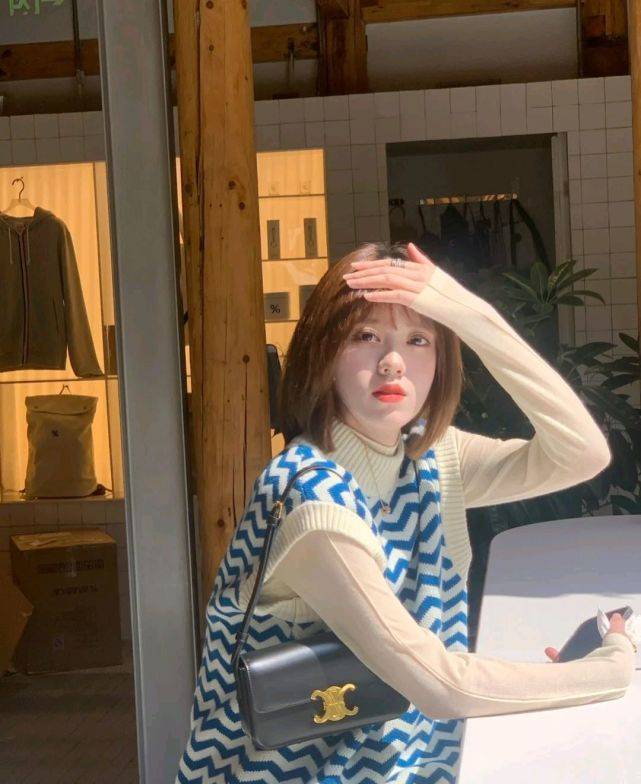 服装 针织衫马甲叠穿衬衫,也可以穿出耀眼夺目的感觉,时尚就这么简单