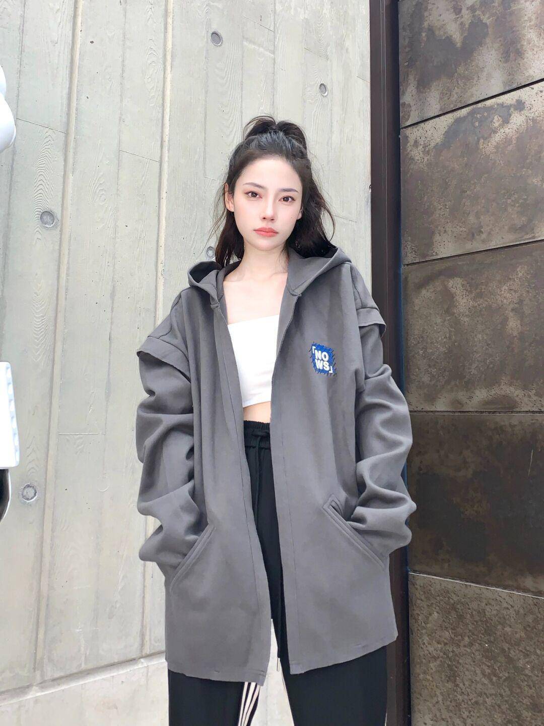 时尚 谁说黑白灰只能单调?掌握这几个搭配思路,基础色也能穿出高级感