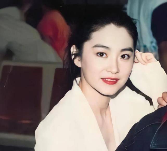 眼睫毛有一种时髦叫：港风复古妆，从眼妆到红唇高级又时髦，美得不像话