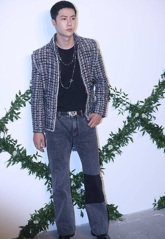 黑色 王一博短发造型很奇特,垫肩服装看着也很奇怪,差点不敢认