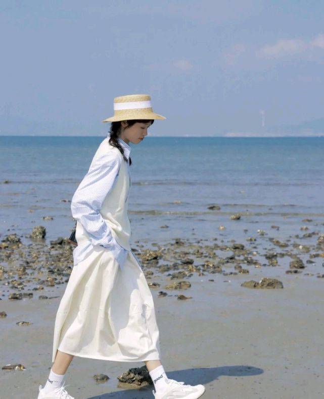 服装 针织衫马甲叠穿衬衫,也可以穿出耀眼夺目的感觉,时尚就这么简单