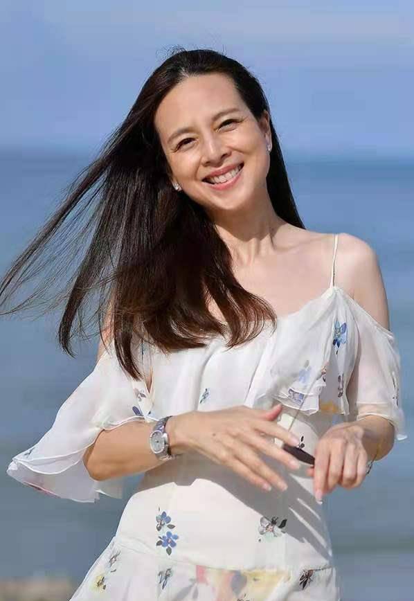 曲线 泰国华裔富婆身价10亿，笑脸生图酷似董洁，泰王见了也为之动容