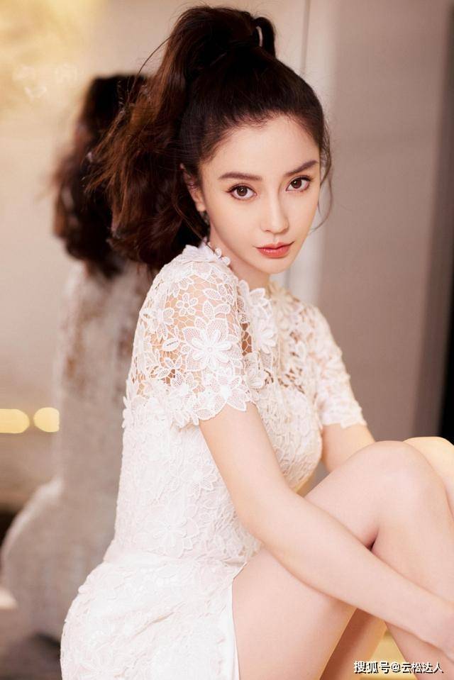 真抢镜 杨颖仍不肯正视自己的年龄，穿小白裙扎高马尾扮清纯，细腿真抢镜