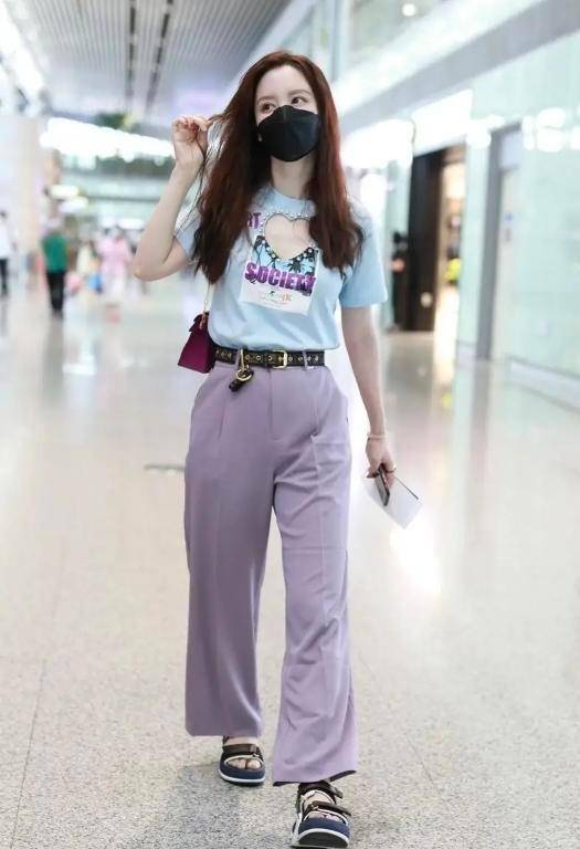 女王 张萌果然是“心机”女王，穿T恤前面“挖个”爱心，显得身材更好