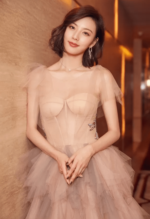 因为|曾是王思聪绯闻女友,在新剧里演邬君梅的女儿,角色比蓝盈莹讨喜!